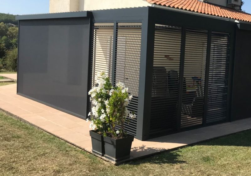 TY PAU - Persiennes fixes sous pergola 2 et volet roulant vent buit terrasse adossée autoportante confort thermique