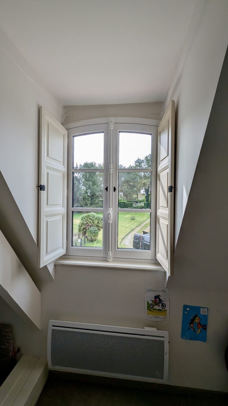 Fenêtres avec volets battants intérieurs ouverts