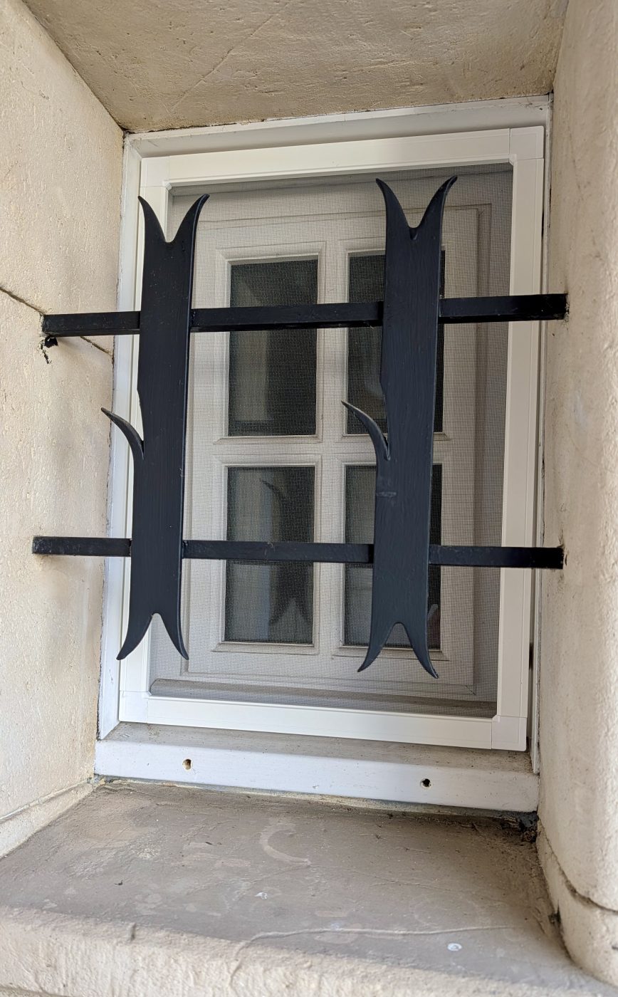moustiquaire sur fenêtre et baie