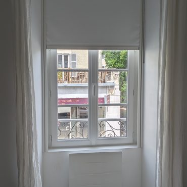 fenêtre vue intérieur avec store