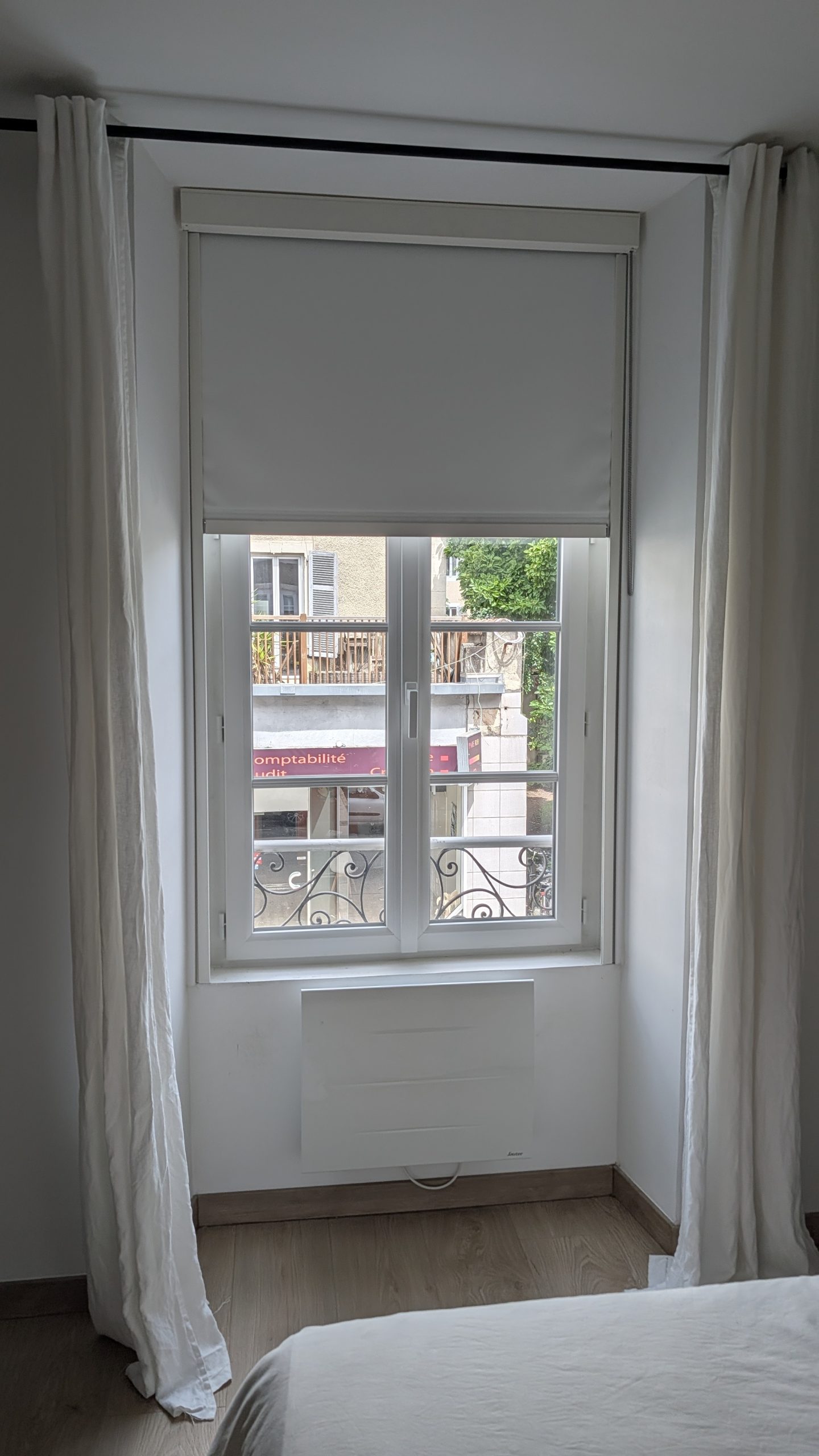 fenêtre vue intérieur avec store